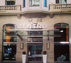 Zentro Сарагоса   (Calle Coso, 86) - авангардный отель, расположенный в самом центре города, который предлагает своеобразную архитектурную структуру и оригинальный дизайн интерьера