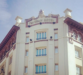 Гран Отель   (Calle Joaquín Costa, 5) расположен в историческом здании, основанном в 1929 году королем Альфонсо XIII, с большим сводчатым коридором, освещенным внушительной люстрой