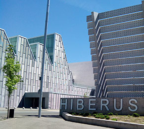 Отель Хиберус   (Пасео-де-лос-Пуэнтес, 2) - это авангардный отель, построенный для празднования Международной выставки в Сарагосе в 2008 году