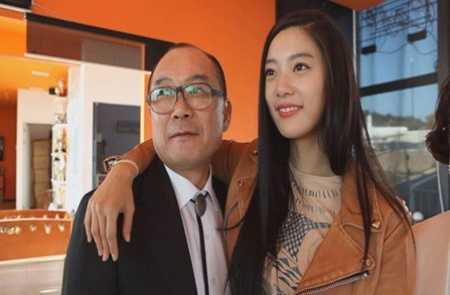 Многие звезды K-поп делают своих знаменитых отцов очень гордыми   Модель и актриса Клара, чье настоящее имя Ли Сунг-мин, обнимает шею своего отца на верхней фотографии, снятой с телешоу 4 ноября